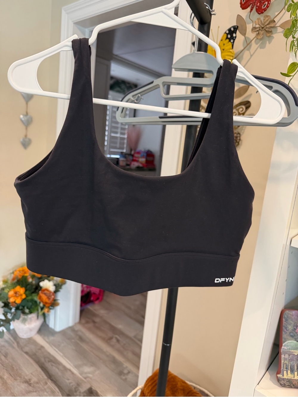 DFYNE Black Supportive Sports Bra with Wide Straps